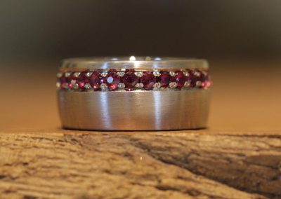 breiter silber ring mit rubinen schmuckgarten