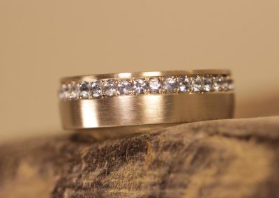 schöner schicker goldring mit brillanten