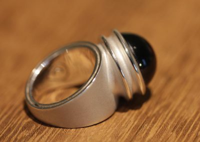 Großer Schmuckring aus Silber mit schwarzen Stein Schmuckgarten