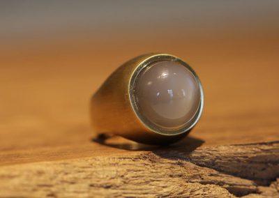 Großer Schmuck Ring aus Gold mit Mondstein Schmuckgarten