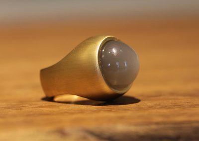 Großer Schmuckring aus Gold mit Mondstein Schmuckgarten