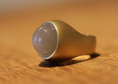 Großer Schmuckring aus Gold mit Mondstein Schmuckgarten