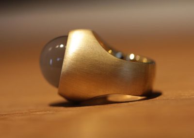 Großer Schmuckring aus Gold mit Mondstein Schmuckgarten