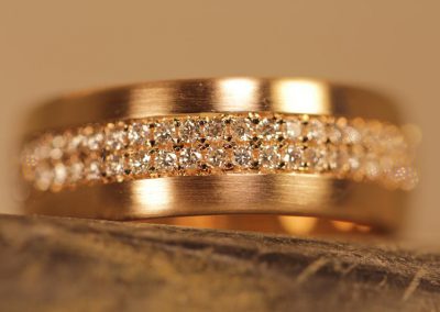 breiter goldring mit brillanten schmuckgarten