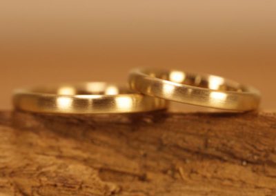 Schlichte Goldringe mit ovalen Profil