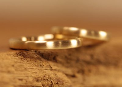 Schlichte Goldringe mit ovalen Profil