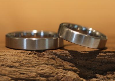 Trauringe in Graugold Form Komfort