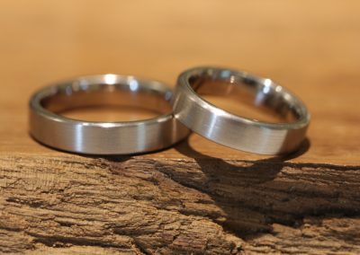 Trauringe in Graugold Form Komfort