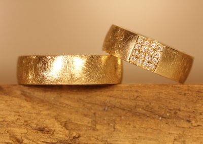 breite hochzeit ringe mit Brillant Feld auf Trauring, Gelbgold mit brillanten, oberfläche Eismatt