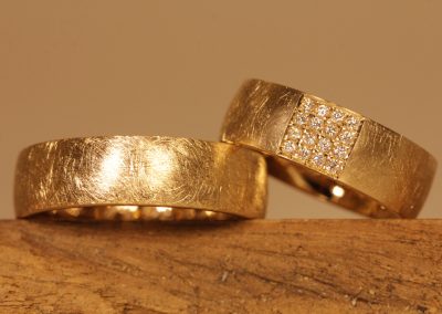 breite hochzeit ringe mit Brillant Feld auf Trauring, Gelbgold mit brillanten, oberfläche Eismatt
