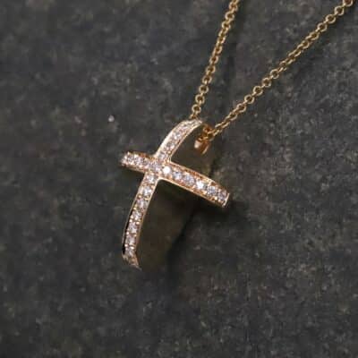 Kreuz Anhänger in 585er Rosegold mit Brillanten