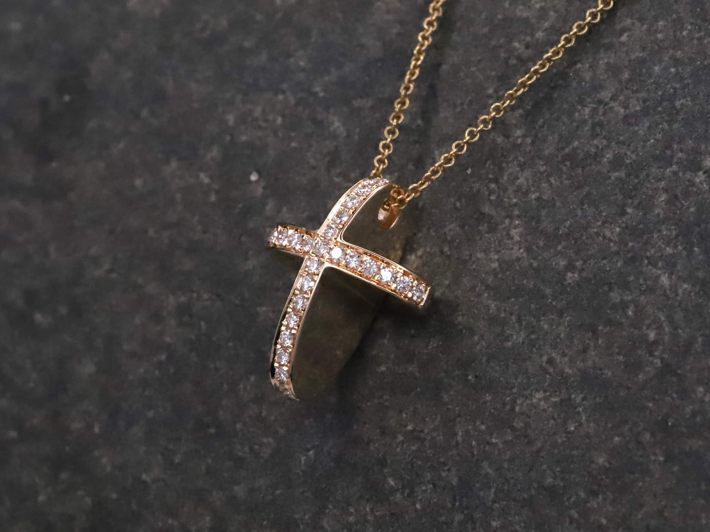 Kreuz Anhänger in 585er Rosegold mit Brillanten