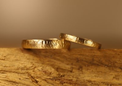 Schmale Gold Trauringe geschmiedet