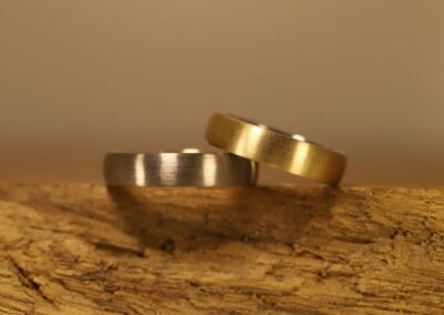 schöne schlichte steckloetringe hergestellt im schmuckgarten, beim herrenring außen graugold und innen rosegold, beim damening außen rosegold und innen graugold