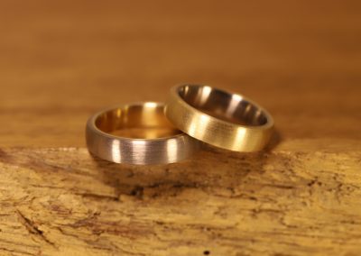 schöne schlichte steckloetringe hergestellt im schmuckgarten, beim herrenring außen graugold und innen rosegold, beim damening außen rosegold und innen graugold