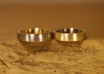 schöne schlichte steckloetringe hergestellt im schmuckgarten, beim herrenring außen graugold und innen rosegold, beim damening außen rosegold und innen graugold