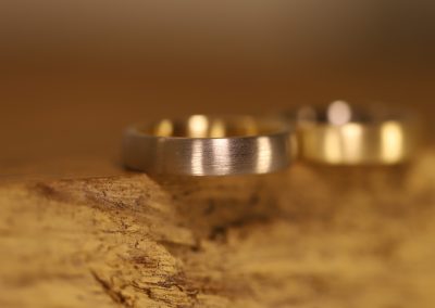 schöne schlichte steckloetringe hergestellt im schmuckgarten, beim herrenring außen graugold und innen rosegold, beim damening außen rosegold und innen graugold