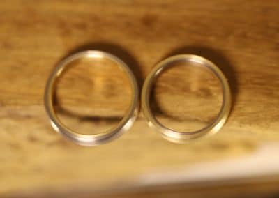 schöne schlichte steckloetringe hergestellt im schmuckgarten, beim herrenring außen graugold und innen rosegold, beim damening außen rosegold und innen graugold