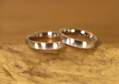 schlichte ovale trauringe aus Platin matt schmuckgarten aachen