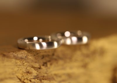 schlichte ovale trauringe aus Platin matt schmuckgarten aachen