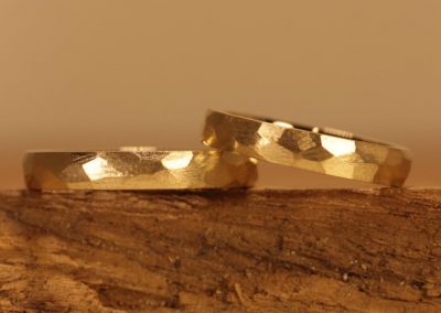 Trauringe Rockig (mit Facetten gefeilt) Gelbgold Schmuckgarten