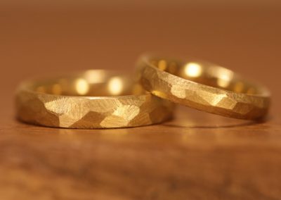 Trauringe Rockig (mit Facetten gefeilt) Gelbgold Schmuckgarten