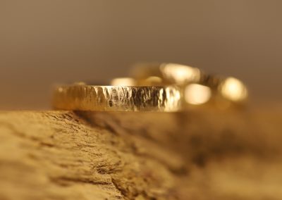 Schmale Gold Trauringe geschmiedet