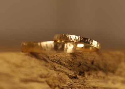 Schmale Gold Trauringe geschmiedet