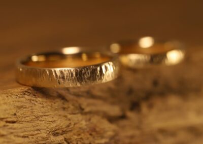 Schmale Gold Trauringe geschmiedet