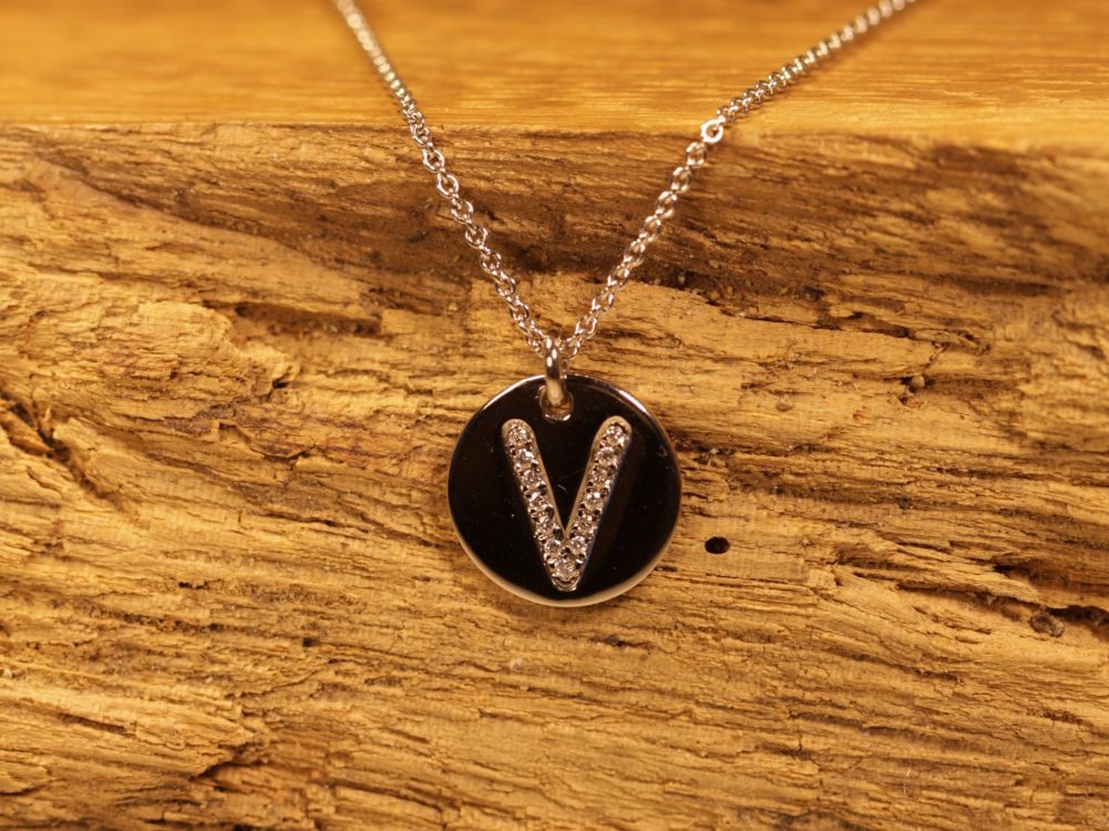 Anhänger in 585er Graugold mit einem V in Brillanten