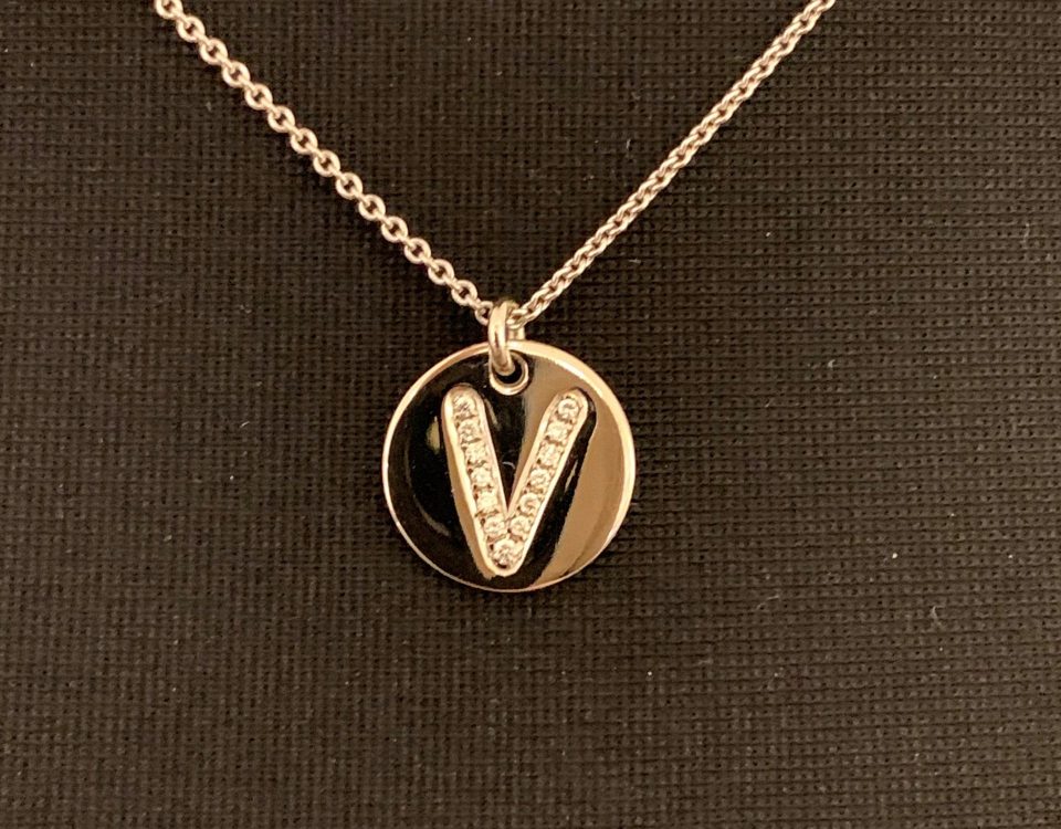 Anhänger in 585er Graugold mit einem V in Brillanten