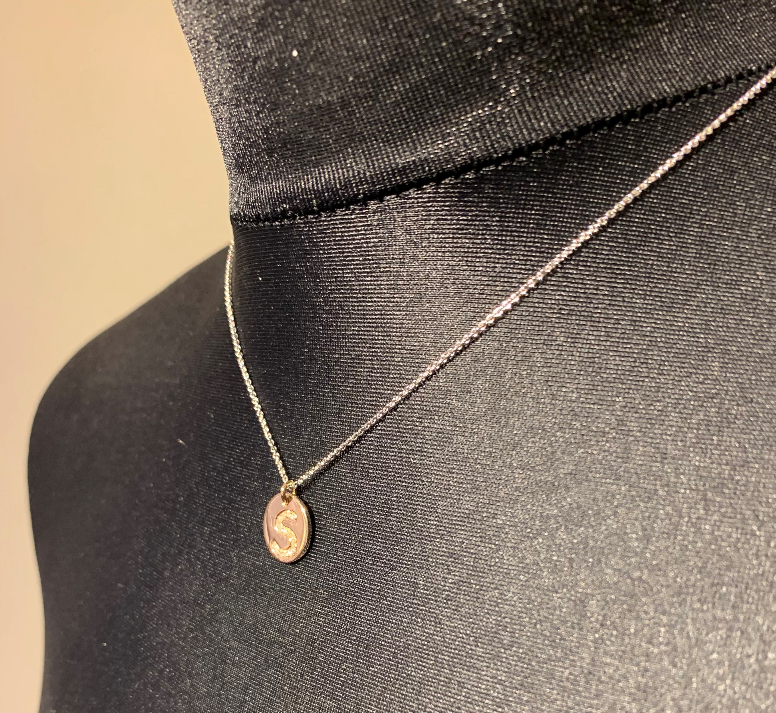 runder gold anhänger mit einem s aus brillanten schmuckgarten stolberg