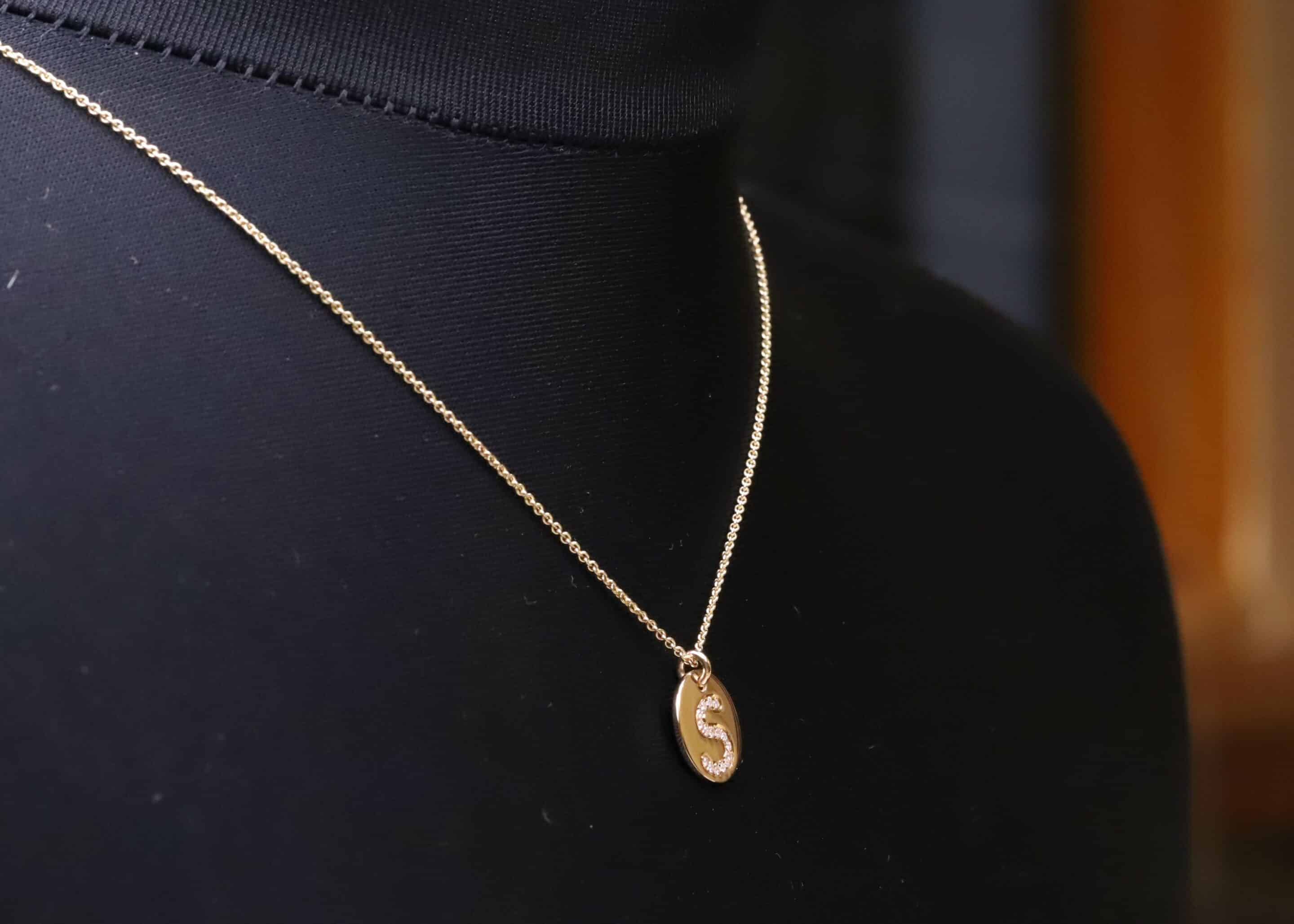 runder gold anhänger mit einem s aus brillanten schmuckgarten stolberg