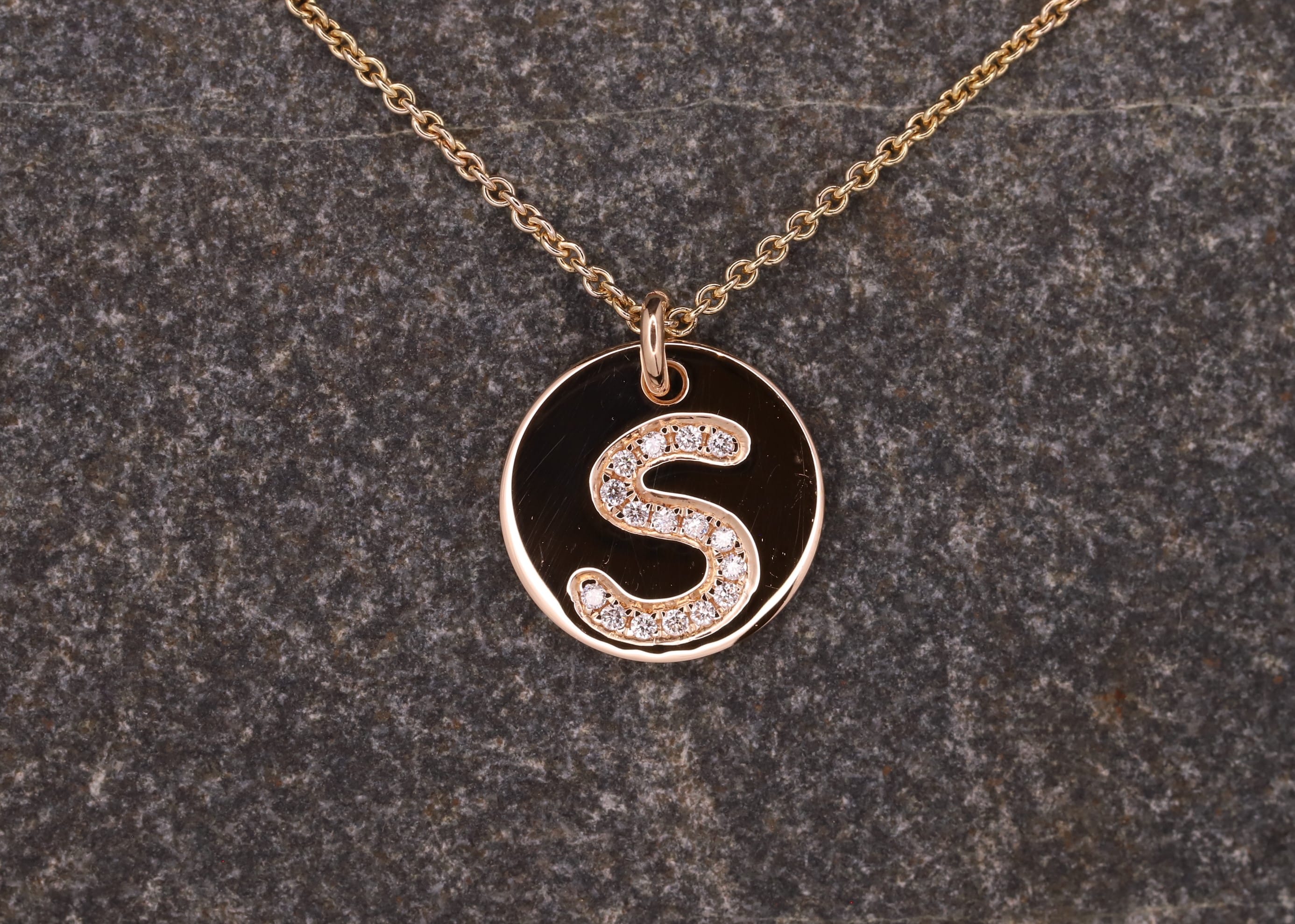 runder gold anhänger mit einem s aus brillanten schmuckgarten stolberg