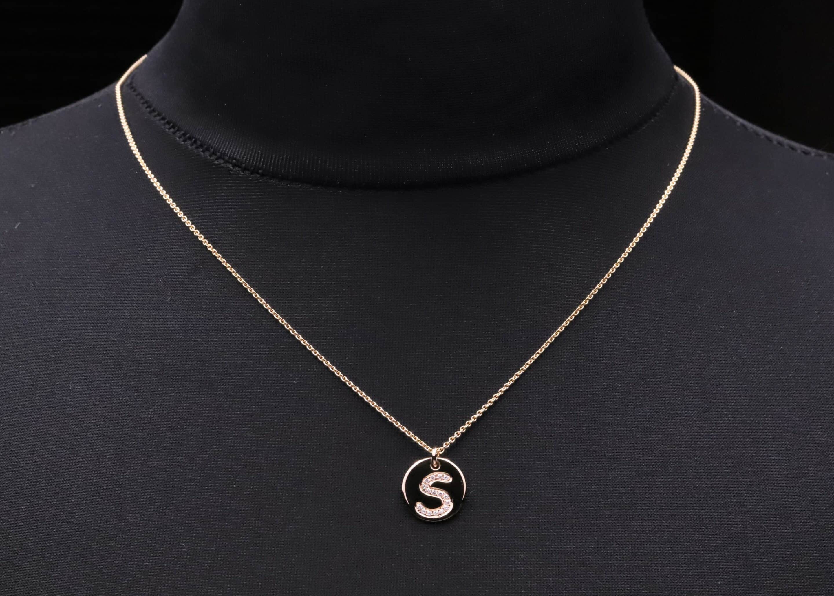 runder gold anhänger mit einem s aus brillanten schmuckgarten stolberg