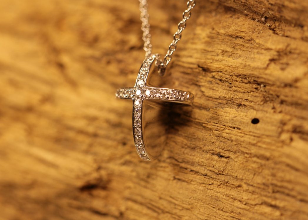 Weißgoldkreuz mit Brillanten (2)
