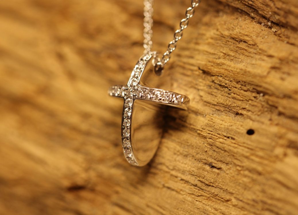 Weißgoldkreuz mit Brillanten (4)