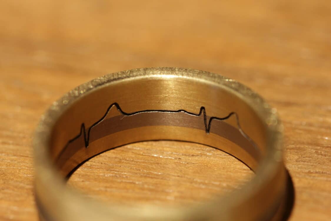 Trauring mit ekg Linie als Gravur im inneren vom Ring