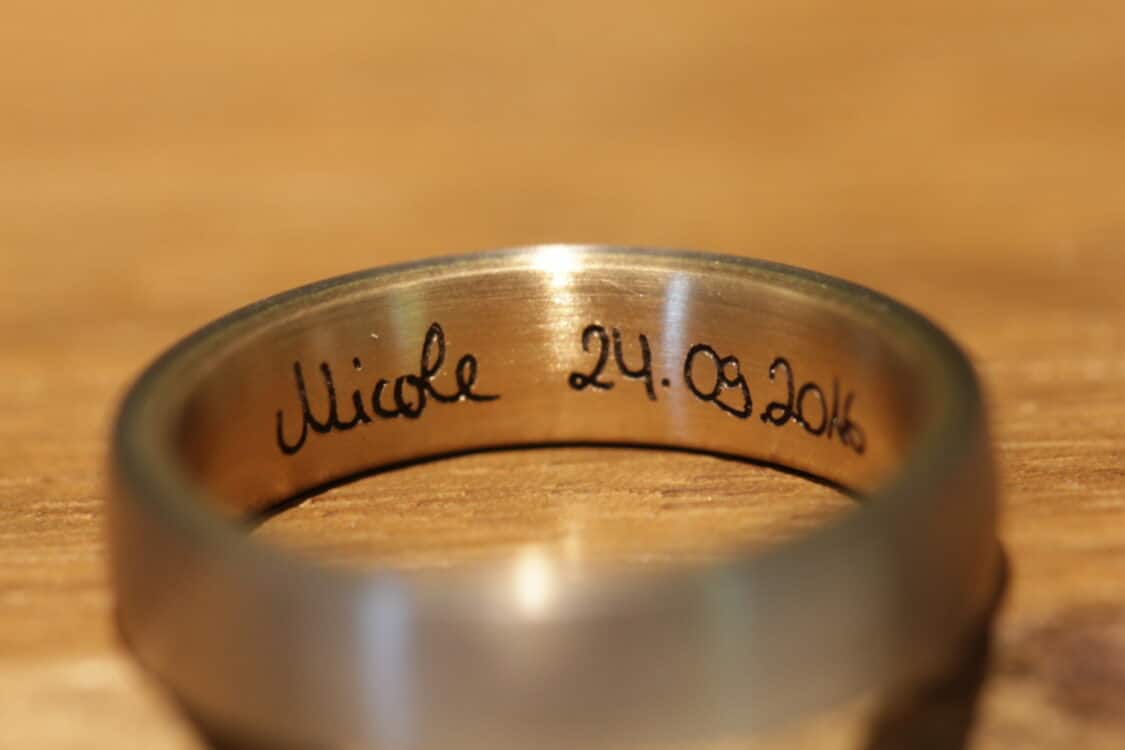 Trauring mit gravur in eigener Handschrift mit dem Laser graviert
