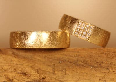 Trauringe 585er Gelbgold Eismatt und Damenring mit einem Quadratischem Brillant Feld