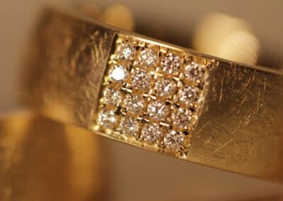 Trauringe 585er Gelbgold Eismatt und Damenring mit einem Quadratischem Brillant Feld