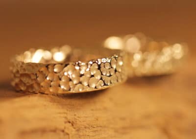 Wunderschoene Eheringe aus 585er Gelbgold Oberfläche bubbles