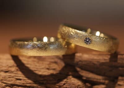 Trauringe 585er Gelbgold Eismatt mit Brillant