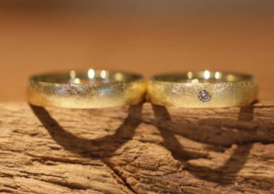 Trauringe 585er Gelbgold Eismatt mit Brillant
