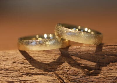 Trauringe 585er Gelbgold Eismatt mit Brillant