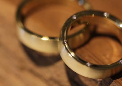 Trauringe in 585er Gelbgold, Damenring seitlich mit Brillanten
