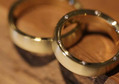 Trauringe in 585er Gelbgold, Damenring seitlich mit Brillanten
