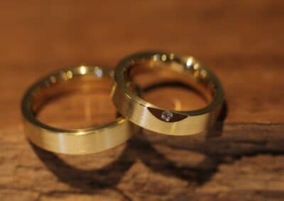 Kantige Trauringe 750er Gelbgold mit Brillant