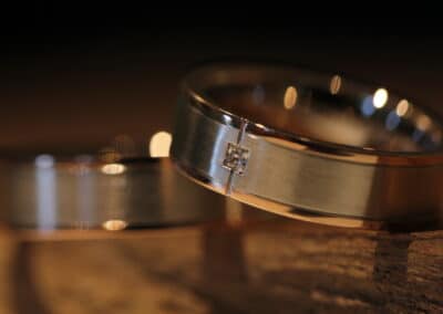 Trauringe Scheibenringe 585er Rotgold und Graugold Damenring mittig mit viereckigen Brillanten
