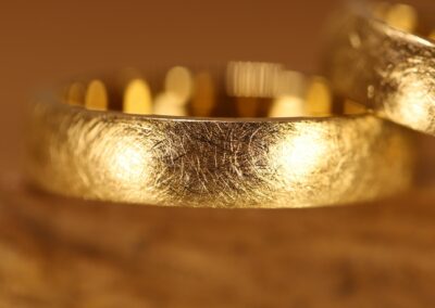 Trauringe 585er Gelbgold Eismatt Profil "Vogelzunge"